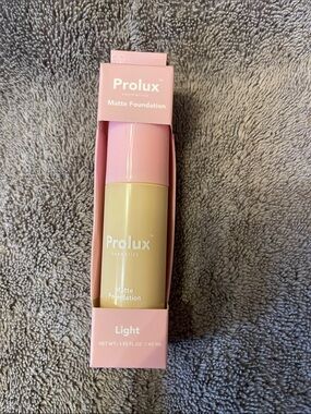 Prolux Matte Foundation – Light
